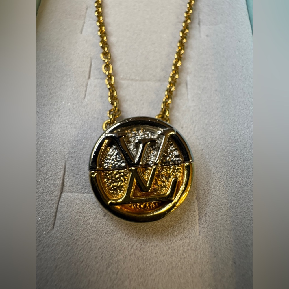 Louis Vuitton LV Two Toned Collier L To V Necklace Va0251 w/ COA included